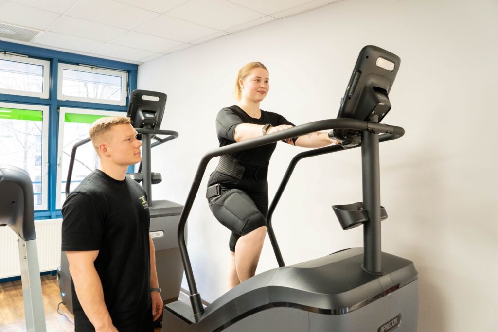 Intensives Beintraining auf dem Stairmaster im EMS Studio Dresden.